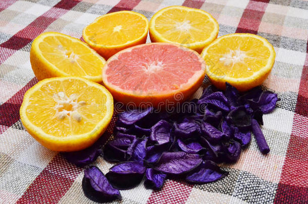 桌布上的水果