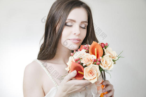 美丽的新娘与婚礼橙色花束