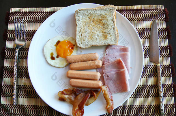 美式早餐桌垫上有火腿蛋香肠灯塔