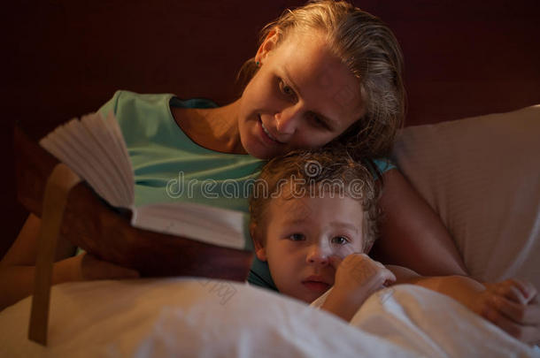 母亲给她的小儿子读睡前故事