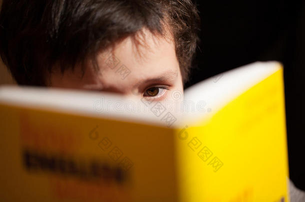 小男孩专心看书