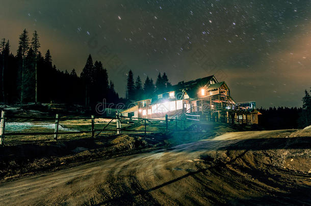 星空下的山间小屋