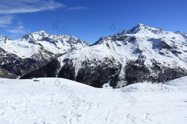 法国拉普拉涅滑雪胜地的冬季风景