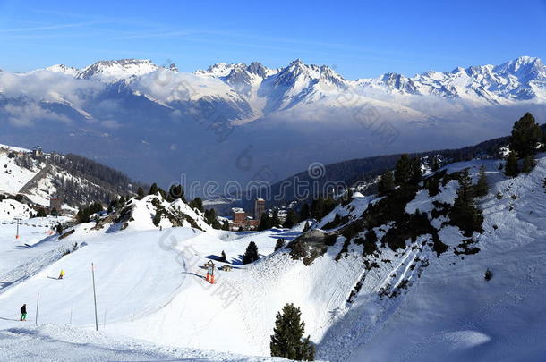 法国拉普拉涅滑雪胜地的冬季风景