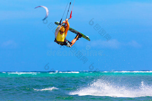 海洋背景下的年轻风筝冲浪者极限运动风筝冲浪