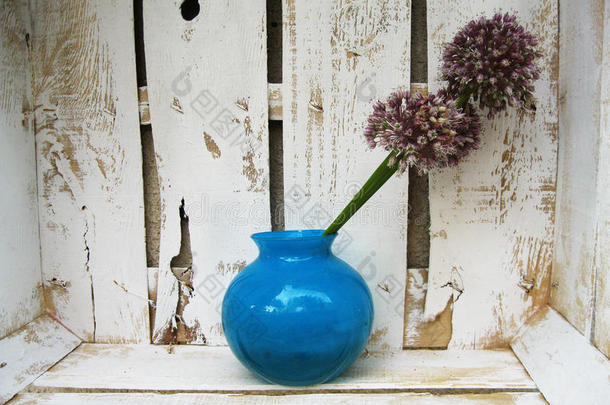 装饰。带装饰蝴蝶结的蓝色花瓶