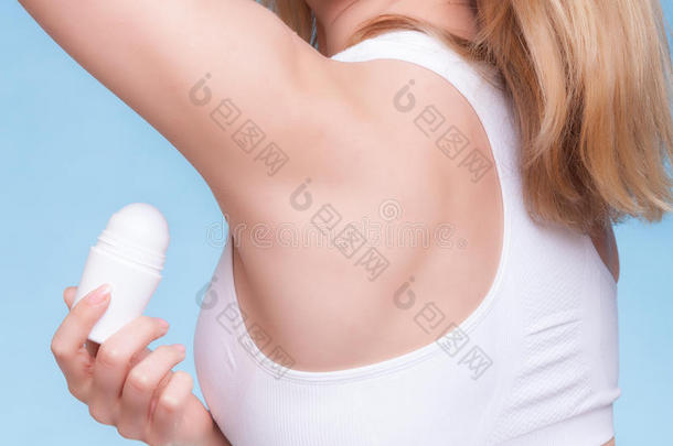 女孩在<strong>腋下</strong>涂抹除臭剂。皮肤护理