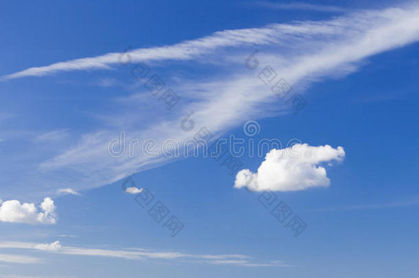 天空景观。深蓝色的天空，以白云为自然背景