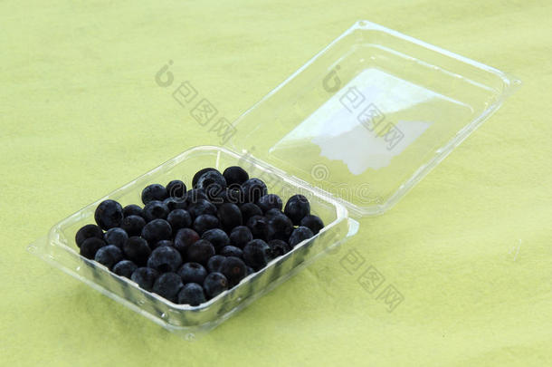 把蓝莓放在塑料盒子里