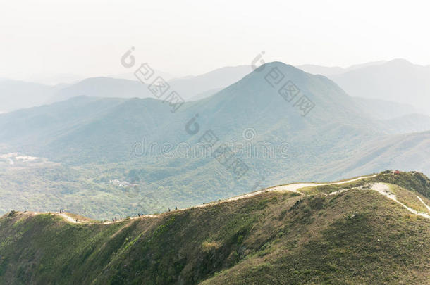 一群人走下山的朦胧感觉