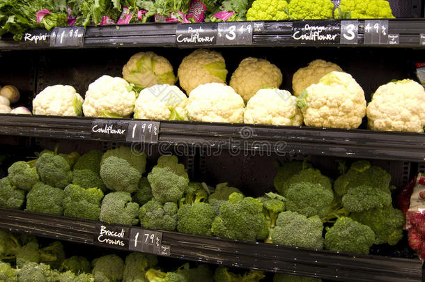 商店货架上的健康蔬菜