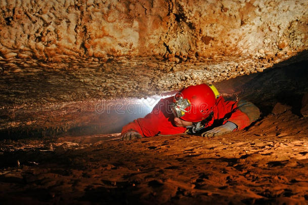 有洞穴探险者的狭窄洞穴通道