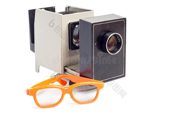 白色背景上隔离的一对3D电影眼镜和投影仪
