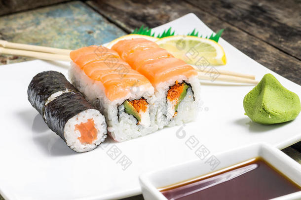 海鲜寿司卷盘配筷子和日本香料