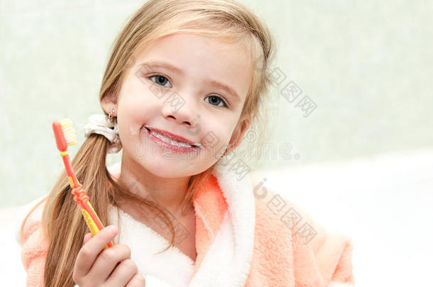 可爱的小女孩在洗澡刷牙