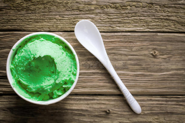 装满美味的绿<strong>色开心</strong>果冰淇淋的容器