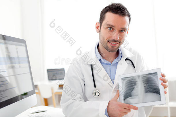 年轻医生在平板上放射线照相术
