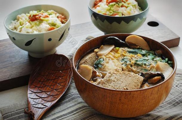 冷冻豆腐汤和豆腐MentaikoDonburi