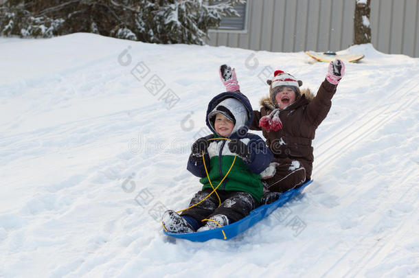 孩子们雪地雪橇雪地雪橇