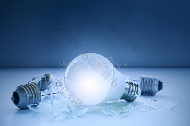 led灯泡的发光和发光与另一个损坏
