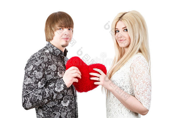年轻的情侣捧着红色的情人节的心