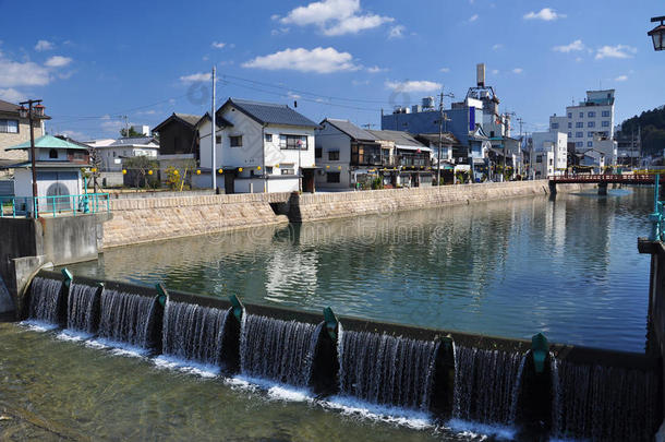 日本四国，kotohira。城市滨河景观。