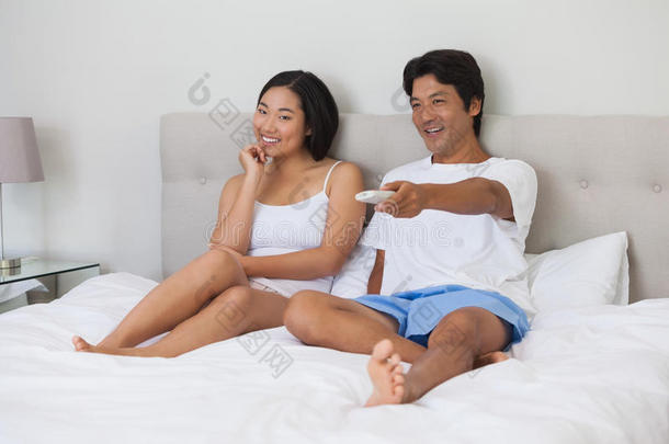 幸福<strong>的</strong>一对<strong>夫妻躺在床上</strong>一起看电视