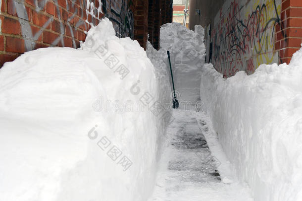 小巷里下雪了