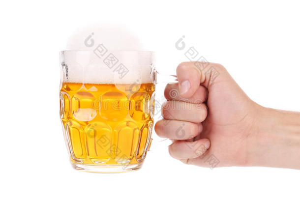手里拿着金色啤酒的大杯子。