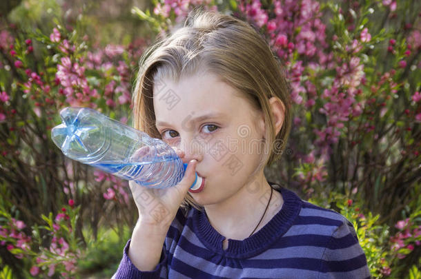 小女生喝水