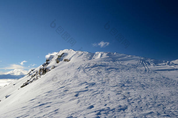 山脊上的雪飞檐