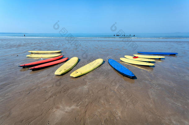 海滩上的彩色冲浪板