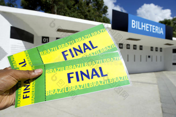在体育场里拿着两张巴西队决赛门票的球迷