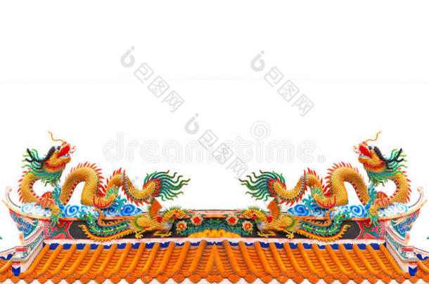 中国庙宇屋顶上的锉刀双龙独立白底用于多用途背景、背景