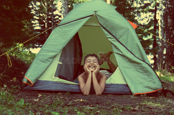 露营帐篷里的快乐男孩-复古风格