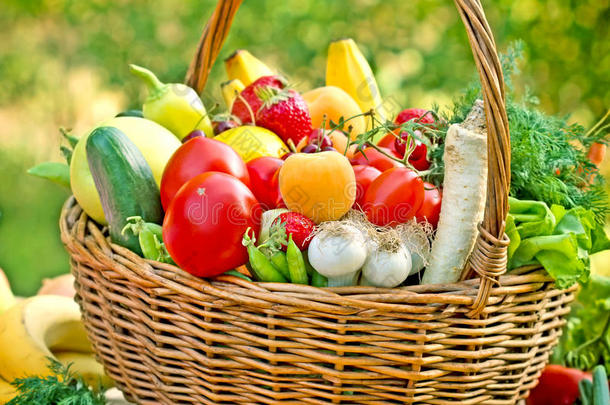 装满水果和<strong>蔬菜</strong>的柳条篮子