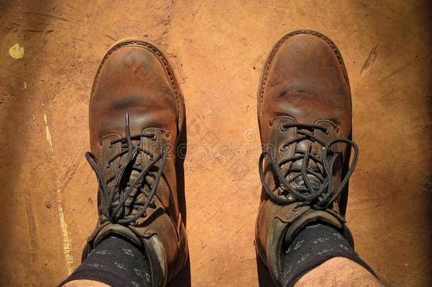 满是灰尘的靴子