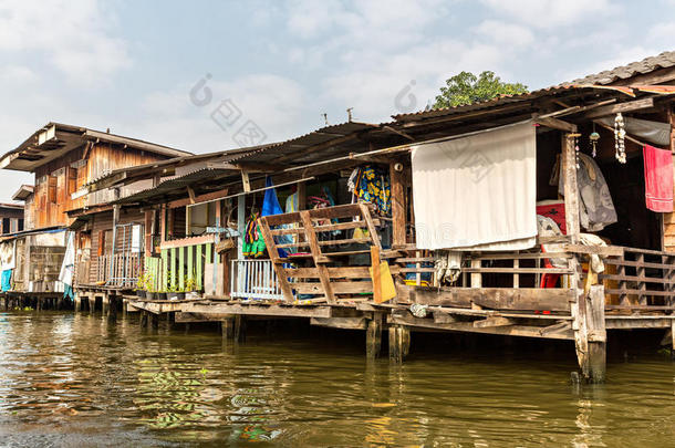 泰国肮脏运河上的贫民窟