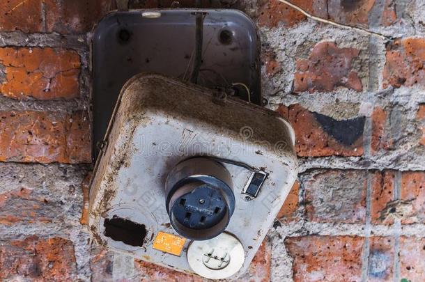 砖墙上的旧配电盘