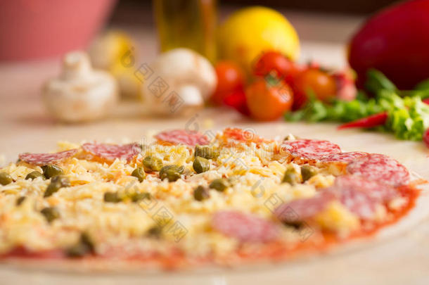 桌上的生意大利萨拉米披萨
