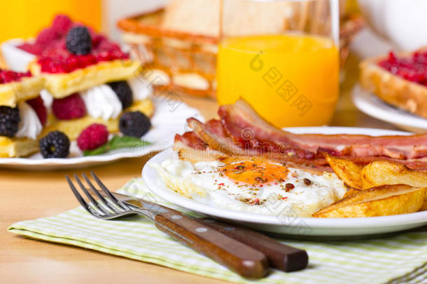 早餐，鸡蛋和熏肉
