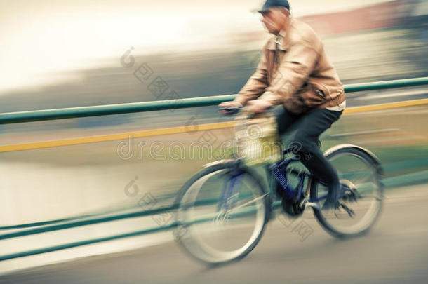 城市道路上骑车人的抽象形象