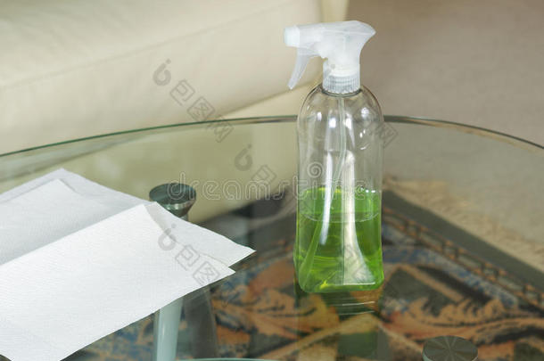 脏玻璃台面上的清洗液喷雾瓶