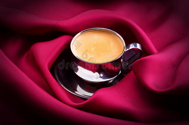 一杯红绸咖啡