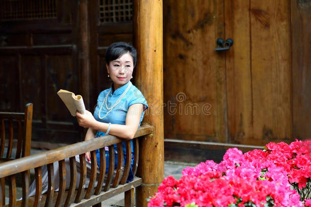 穿着中国传统服装的女人正在看书