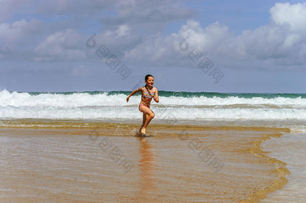 在<strong>海边玩耍</strong>的小女孩