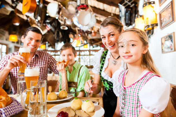 巴伐利亚家庭在德国餐馆吃饭