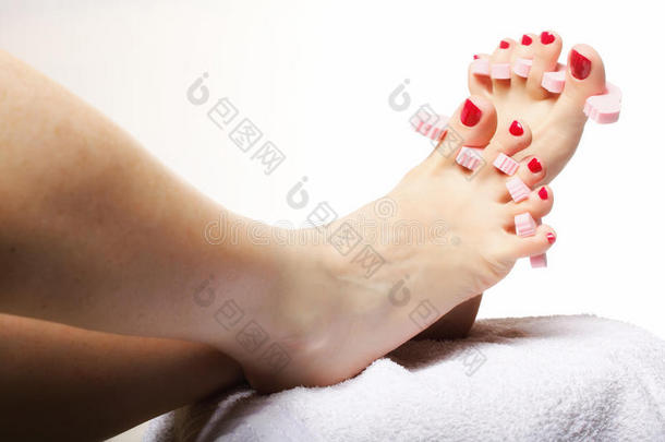 脚部护理用红色脚趾甲涂白色
