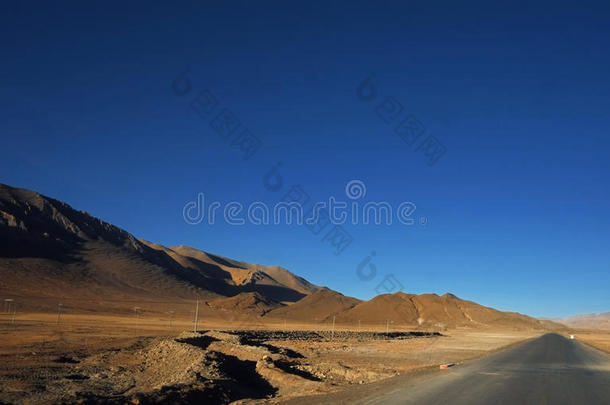 雪山下的土路，汽车的背景