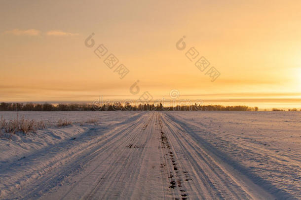 冬季景观中空旷的积雪路面